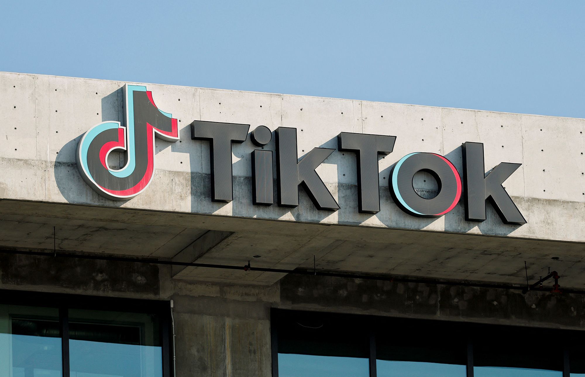 Using AI to determine if a TikTok profile picture is a selfie? ITG Global Filter's one-click recognition is more efficient.